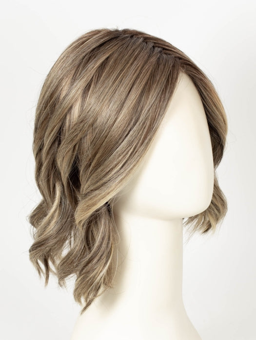 SPARKLING CHAMPAGNE BLONDE R | A radiant blend of champagne blonde with soft golden and beige tones, grounded by natural-looking roots in ash brown and dark blonde.