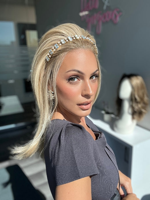 ROXIE  is wearing ALASIA by ELLEN WILLE (STYLED)  in color BAHAMA BEIGE SHADED 22.16.26 | Medium Honey Blonde, Lightest Ash Blonde, and Lightest Reddish-Brown Blend with Medium Shaded Roots