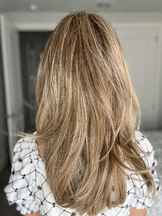 Lisa Mullins @beautifulyouwigreviews wearing SPOTLIGHT ELITE by RAQUEL WELCH WIGS in color RL12/22SS SHADED CAPPUCCINO | Light Golden Brown Evenly Blended with Cool Platinum Blonde Highlights with Dark Roots