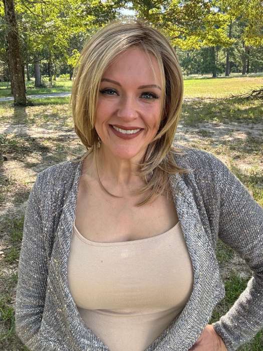 Marcie Mertz @wig.obsessed wearing MALIBU by BELLETRESS in color CARAMEL BLONDE R | Light Brown Rooted, with a blend of Light Gold Blonde, hint of Strawbery Blonde and Light Auburn with the balance of Cool, Light Blonde Highlights.
