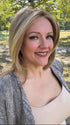 Marcie Mertz @wig.obsessed wearing MALIBU by BELLETRESS in color CARAMEL BLONDE R | Light Brown Rooted, with a blend of Light Gold Blonde, hint of Strawbery Blonde and Light Auburn with the balance of Cool, Light Blonde Highlights.
