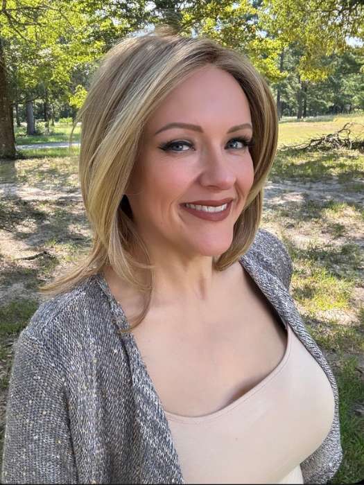 Marcie Mertz @wig.obsessed wearing MALIBU by BELLETRESS in color CARAMEL BLONDE R | Light Brown Rooted, with a blend of Light Gold Blonde, hint of Strawbery Blonde and Light Auburn with the balance of Cool, Light Blonde Highlights.
