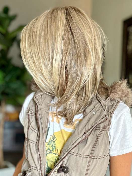 Nichole @nichole.alee wearing DREW by JON RENAU in color 12FS12 MALIBU BLONDE | Light Gold Brown, Light Natural Gold Blonde, Pale Natural Gold-Blonde Blend, Shaded with Light Gold Brown