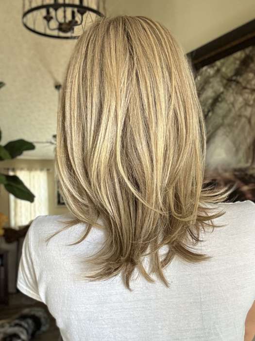 Nichole @nichole.alee wearing DREW by JON RENAU in color 12FS12 MALIBU BLONDE | Light Gold Brown, Light Natural Gold Blonde, Pale Natural Gold-Blonde Blend, Shaded with Light Gold Brown