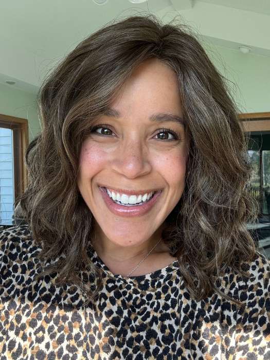 Brea Davis @getwiggywithbrea wearing MILA by JON RENAU in color 8RH14 MOUSSE CAKE | Medium Brown with 33% Medium Natural Blonde Highlights | inside lighting