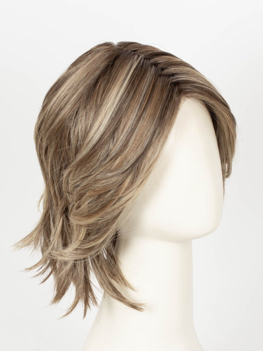 MACADAMIA LATTE R | Light Brown, Highlighted with Light Gold Blonde
