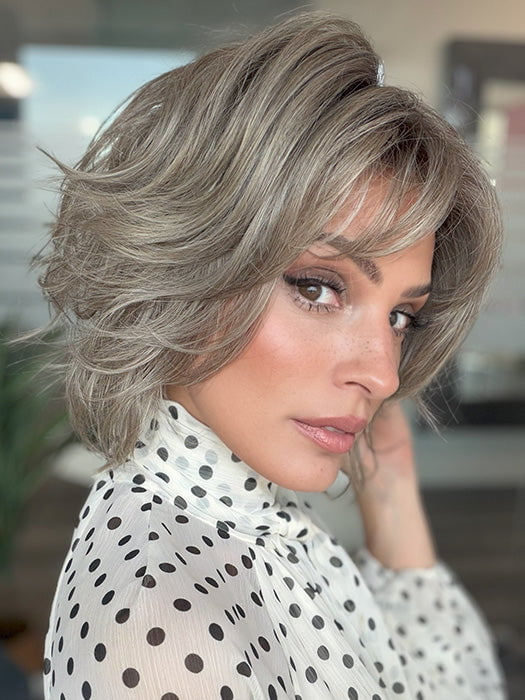 Model is wearing BRANN in color GREIGE-R | A perfect blend of silver-grey and beige tones with medium brown root