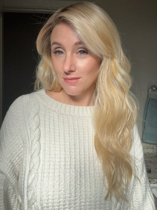 Carlyn @carlynwilson84 wearing CALIFORNIA BEACH WAVES by TRESSALLURE in color 24/102/R12 | Gold Blonde with Platinum highlights with Gold Brown roots
