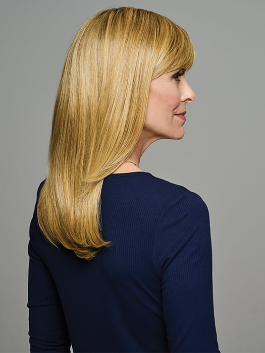 Model is wearing REVERLY by GABOR in color SS-MEDIUM-BLONDE | Medium Blonde with Warm Highlights & Dark Brown 