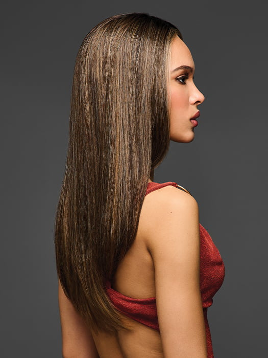 Model is wearing R829S GLAZED HAZELNUT | Medium Brown with Ginger Highlights