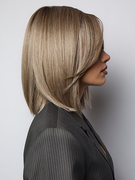 MODEL is wearing ILA in color GREIGE-R | A perfect blend of silver-grey and beige tones with medium brown root