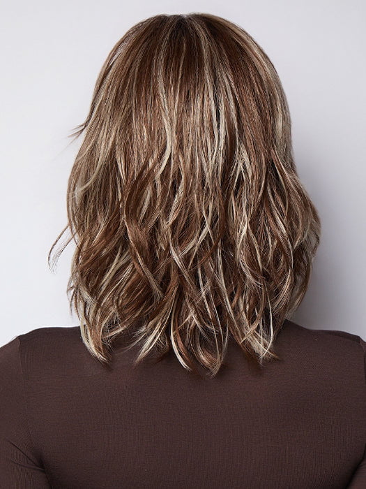 Model is wearing LORYN in SNOWY UMBER R | Medium Ginger Brown base with White Blond highlights