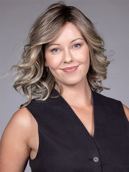 Model is wearing STREEP in SPARKLING CHAMPAGNE BLONDE R | A radiant blend of champagne blonde with soft golden and beige tones, grounded by natural-looking roots in ash brown and dark blonde.