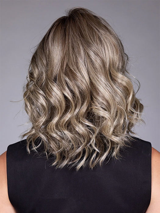 Model is wearing STREEP in SPARKLING CHAMPAGNE BLONDE R | A radiant blend of champagne blonde with soft golden and beige tones, grounded by natural-looking roots in ash brown and dark blonde.