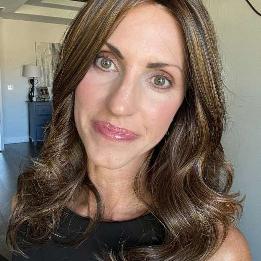Lisa Mullins @beautifulyouwigreviews wearing ISABEL by BELLETRESS in color RICH CHOCOLATE BROWN R | A mixture of Dark and Medium Brown, Highlighted with Dark Auburn, Strawberry, Mahogany and Rooted with Dark Brown
