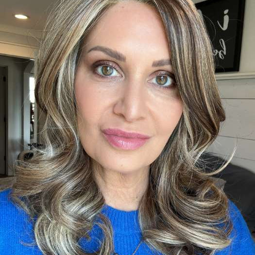 Emily H. @she_sheds_more wearing CAROLINE by BELLETRESS in color SUNKISSED ALMOND R | A blend of Medium and Light Brown with Light Gold Blonde Highlights and a hint of Cooler Blonde, rooted with Medium and Light Brown
