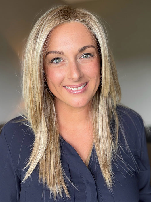 Ashley Hiemstra @lifebeyondlocks is wearing WELL PLAYED by RAQUEL WELCH in shade RL16/21SS SHADED SAND | Light Blonde shaded with Medium Brown