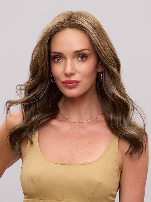 Model is wearing FIONA LITE by JON RENAU in color 8RH14 MOUSSE CAKE | Medium Brown with 33% Medium Natural Blonde Highlights