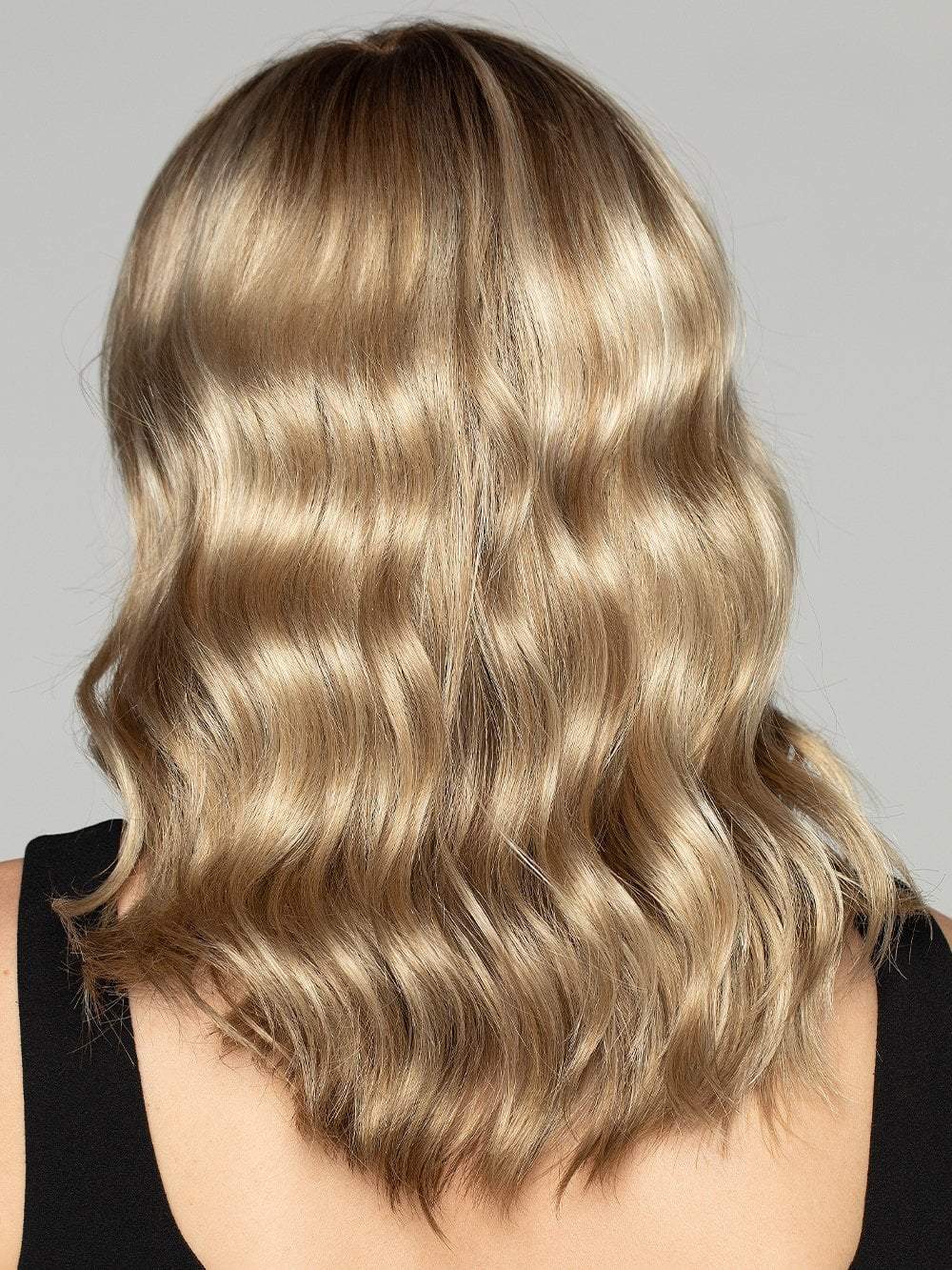 12-HS8 | Light Golden Brown blended with Medium Golden Blonde and Chestnut Brown Roots